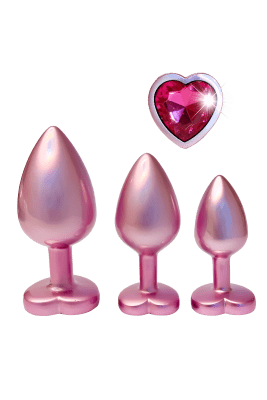 Gleaming Love Pearl Pink Buttplug Set innehåller tre rosa metalliska pluggar i olika storlekar, var och en med en hjärtformad bas med en hjärtformad pärla för härlig analstimulering.