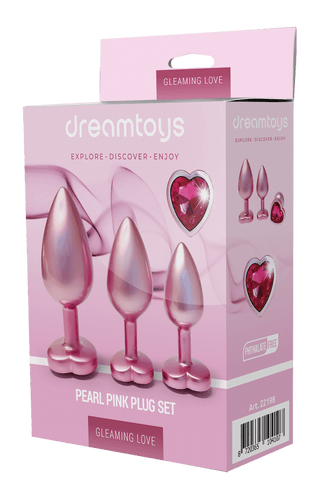 En låda med tre metalliska rosa pluggar med hjärtformad bas och hjärtformade ädelstenar, känd som Gleaming Love Pearl Pink Buttplug Set från Dreamtoys, perfekt för elegant analstimulering.