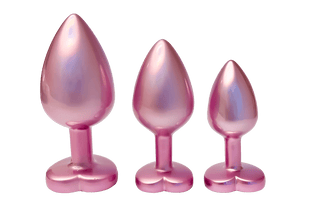 Gleaming Love Pearl Pink Buttplug Set innehåller tre rosa metalliska pluggformade föremål i små, medelstora och stora storlekar, var och en med en hjärtformad bas för extra känsla.