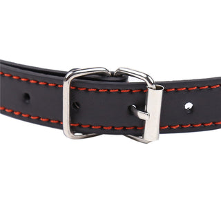 Röd Bone Gagball har svart läder och röda sömmar med en hint av silver, vilket ger en subtil bondage-inspirerad stil till vilken look som helst.
