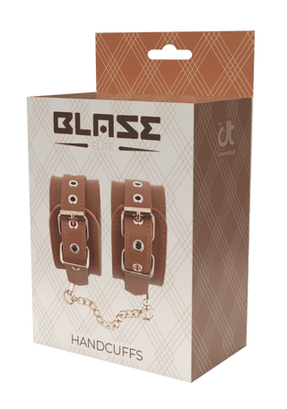 Förpackning av Handbojor Veganskt Läder Cognac, tillverkad av utsökt veganskt läder med en robust metallkedja, märkt BLAZE ELITE och HANDBOJER.