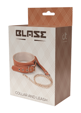 Bilden föreställer förpackningen för setet "Halsband med Kedja Cognac", som visar upp en pläddesign. Den har en brun, vegansk läderkrage med ett justerbart spänne och ett koppel i metallkedja, perfekt blandar stil och funktionalitet.