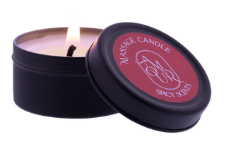 En svart burk från Amour Massage Candles 3-pack lyser med ett tänt naturligt sojavaxljus och locket vilar på sidan.
