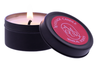 En svart burk från Amour Massage Candles 3-pack, tillverkad av naturligt sojavax, visas tänd med locket avtaget.