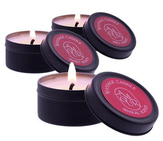 Amour Massage Candles 3-pack har svarta burkar gjorda av naturligt sojavax i söta, kryddiga och sensuella dofter, som visas på en vit bakgrund.
