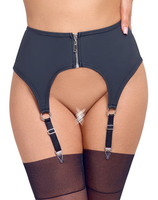 Med en Cottelli Höfthållare modellerar någon ett svart strumpebandsbälte med hängslen klippta till skira strumpor för en trendig matt look. Bältet har en dragkedja framtill, deras naglar är välskötta och en naken stringtrosa med gnistrande effekt är central i ensemblen.