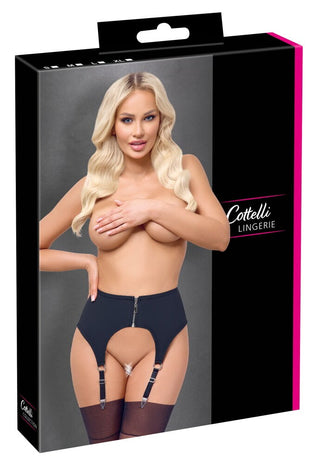 Cottelli Höfthållare-förpackningen har en modell i svart strumpebandsunderkläder i matt utseende med strumpor och en stilren svart-rosa design. Den topless modellen täcker elegant hennes bröst med en hand.