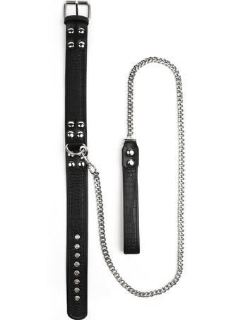 Svart halsband i konstläder med silverfärgad kedja och metalldetaljer, inklusive matchande koppel.