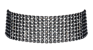 En närbild av Svart Glittrande Choker avslöjar dess breda banddesign, intrikat vävda rutmönster och små, jämnt fördelade strasstenar för en elegant touch.