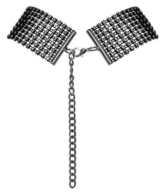En Svart Glittrande Choker med en blank finish har metalliska handbojor prydda med svarta och silver strass, sammankopplade med en kedja, som erbjuder en justerbar passform för både elegant och dekorativ charm.