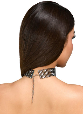 En person med långt brunt hår ses bakifrån, iklädd Svart Glittrande Choker. Den silvermetalliska chokern har strasstenar och en hängande dekorativ kedja. Dess justerbar passform erbjuder komfort mot en vanlig vit bakgrund.