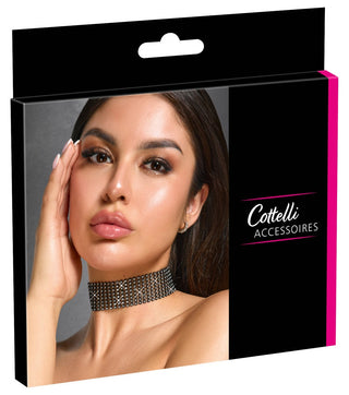 Produktkartongen visar en kvinna som bär Svart Glittrande Choker, prydd med strasstenar. Den eleganta svarta lådan med rosa accenter har tydligt varumärket Cottelli Accessoires på höger sida.