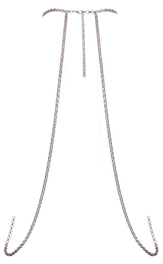 Silver Body Chain har tunna, justerbara länkar i silverfinish som skapar en draperad, minimalistisk och sensuell accessoar.