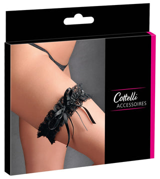 En låda visar ett kvinnolår som bär Svart Spets Strumpeband i svart spets med en rosett i satin, märkt Cottelli Accessoires.