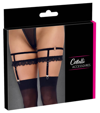 Förpackningen visar en person som bär Svarta sammetsstrumpeband med spetsdetaljer, svarta strumpeband och strumpor, märkta Cottelli Accessoires.
