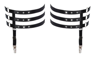 Glittrande Strass Strumpeband - svart med silverfärgade nitar och clips - mot en vit bakgrund.