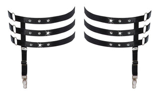 Glittrande Strass Strumpeband - svart med silverfärgade nitar och clips - mot en vit bakgrund.