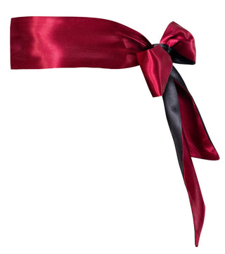 Bondage Halsduk är ett glänsande rött satinskärp knutet i en rosett, med långa svarta och röda ändar - perfekt som en förförisk bondage-scarf eller snygg accessoar.