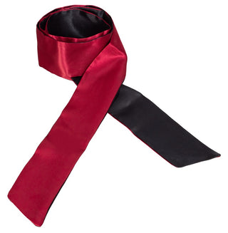 Bondage Halsduk, en vändbar röd och svart satinscarf, är perfekt som en snygg bondageaccessoar och visas på en vit bakgrund.
