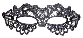 Cottelli Ögonmask i Spets är en svart spetsmask med intrikata dekorativa mönster och stora ögonöppningar. Denna accessoar ger en mystisk charm till alla maskerader och är en del av den exklusiva Cottelli Accessoires-kollektionen.