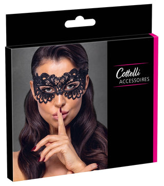 En kvinna iförd en svart spets Cottelli Ögonmask i Spets, tillverkad av broderat tyg, håller ett finger mot läpparna på produktrutan.