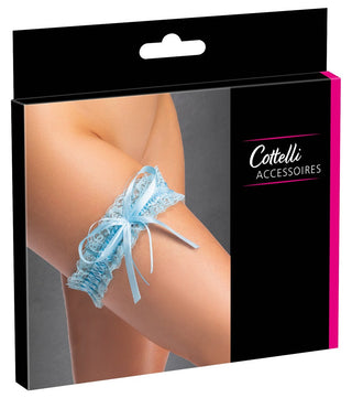 På Cottelli Accessoires förpackning visas ett ljusblått spetsstrumpeband med rosett, perfekt för bröllop, som bärs på en kvinnas lår.