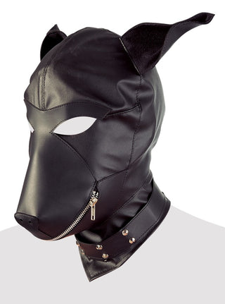 En person bär BDSM Hundhuva, en elegant svart hundmask i läder med spetsiga öron och en dragkedja som täcker hela huvudet. Den kompletteras av en konstläderkrage med dubb runt halsen, som förkroppsligar bondage-lekar.