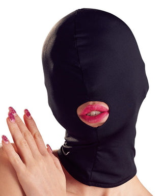 Person som bär Bad Kitty Head Mask, som har en öppning för munnen; en hand med gnistrande röda naglar syns, vilket ger en spännande touch.