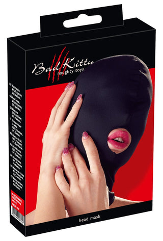 En person som bär Bad Kitty Head Mask, en svart mask med utskärningar för mun och ögon, rör vid BDSM-huvudbonaden.