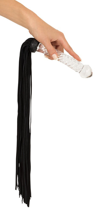 En hand som håller Flogger med glashandtag, med svarta lädersvansar – perfekt för BDSM-entusiaster som värdesätter både stil och intensiv sensation.