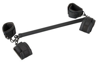 Svart spridarstång med fyra justerbara handleds- och fotledsmanschetter, tillverkade av robust material.