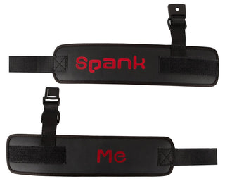 Badkitty Handbojor - Spank Me har två svarta läderremmar med spännen. Den ena remmen visar djärvt "Spank" i rött, medan den andra läser "Me", vilket lägger till en spännande tjusning för dem som omfamnar sin inre Bad Kitty i BDSM-lekars värld.