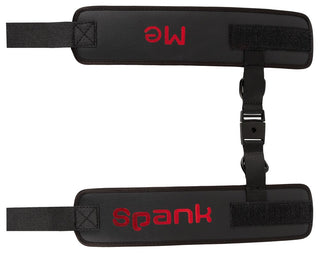 Badkitty Handbojor - Spank Me kommer med svarta remmar märkta "Spank" och "Me" i djärvt rött, med ett anslutningsklämma och justerbar design, perfekt för dem som gräver ner sig i BDSM-upplevelsen.