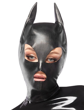 Att bära Bad Kitty Head Mask, som har svart läder med kattliknande öron och ögonutskärningar, framkallar tjusningen hos en superhjältekostym. Den enkla vita bakgrunden förstärker dess intriger, perfekt för dominanslekar eller rollspelentusiaster.