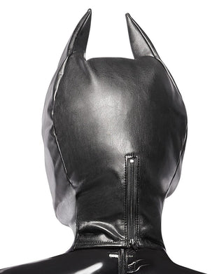 En person bär Bad Kitty Head Mask, med en svart, läderliknande design med spetsiga öron som täcker hela huvudet och halsen. En dragkedja löper längs baksidan, vilket ger intriger till en uppslukande dominanslekar rollspel-upplevelse.