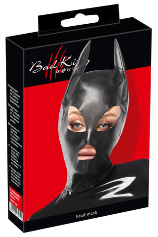 Bad Kitty Head Mask är en svart konstlädermask med kattöron, designad för rollspel och dominansspel. Den har utskärningar för ögon och mun och är förpackad mot en röd bakgrund med märkesnamnet överst.