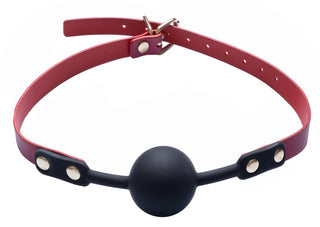 Ett rött läderband med svart silikonball gag, guldfärgat spänne och nitar från Luxury Pearl Bondage Kit - perfekt med handfängsel eller som en del av ditt favoritbondage-set.