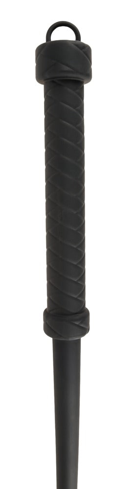 Flogger i svart silikon med texturerat handtag och handledsögla, mot en vit bakgrund.