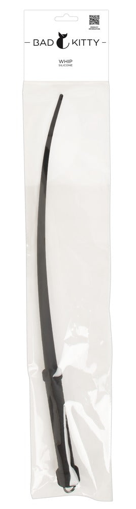En svart flogger i silikon med ett strukturerat handtag, förpackad i genomskinlig plast med en kattlogotyp på ovansidan.
