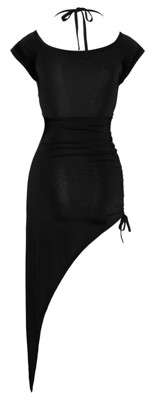Cottelli Asymmetrisk Klänning är en elegant svart klänning med korta ärmar, knytband bak i nacken, ruchning på ena sidan, en diagonalt skuren fåll och en halterneck för en elegant look.