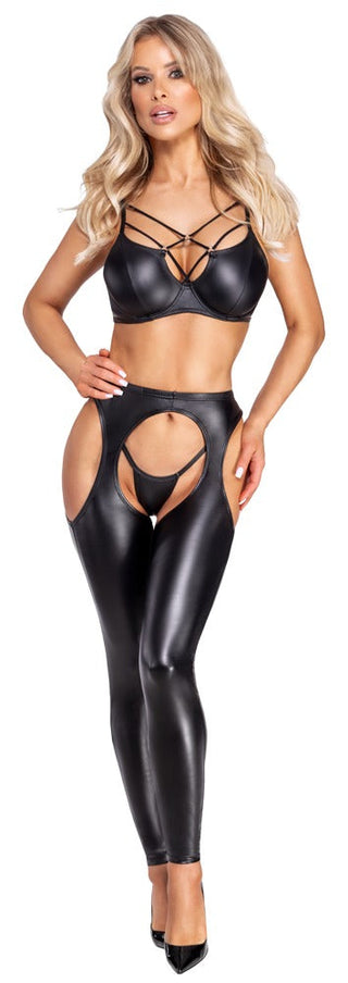 Självsäker kvinna i Cottelli Party Chaps & String Set, med svart läderlook och sexiga leggings, som poserar i högklackat.