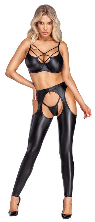 Kvinna i Cottelli Party Chaps & String Set - svarta underkläder i läderimitation med remmar och utskurna chaps - poserar självsäkert i högklackat.