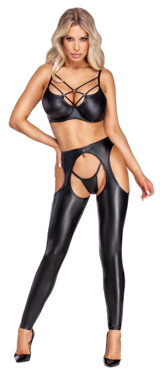 Kvinna i Cottelli Party Chaps & String Set - svarta underkläder i läderimitation med remmar och utskurna chaps - poserar självsäkert i högklackat.
