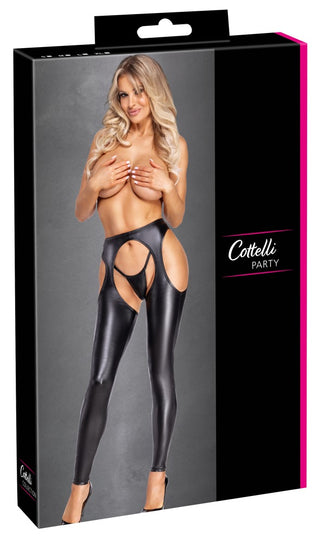 En kvinna modellerar Cottelli Party Chaps & String Set med en glänsande, grenlös design på förpackningen mot en grå bakgrund.