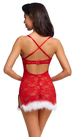 Kvinna bär X-Mas Red Lace Klänning från Cottelli Lingerie - röd spets med vit pälskant och eleganta korslagda band i ryggen, vilket skapar en festlig jullook.