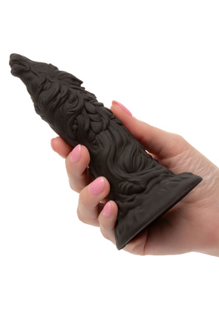 En hand håller Fantasy Dildo Werewolf 15 cm, en texturerad svart silikondildo formad som en varulvs huvud och päls, som fångar den vilda kärnan i denna leksak med fantasy-tema.