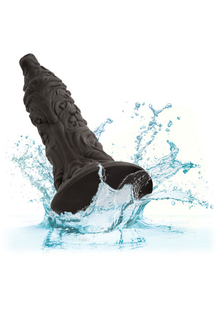 Fantasy Dildo Werewolf 15 cm, en svart texturerad premiumsilikonleksak med en stark sugkopp, stänker i klart blått vatten mot en vit bakgrund.