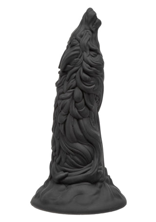 En svart, skulpterad Fantasy Dildo Werewolf 15 cm har böljande päls och en ylande vargdesign på en rund bas - tillverkad i premiumsilikon och inspirerad av den mytiska Werewolf Dong.