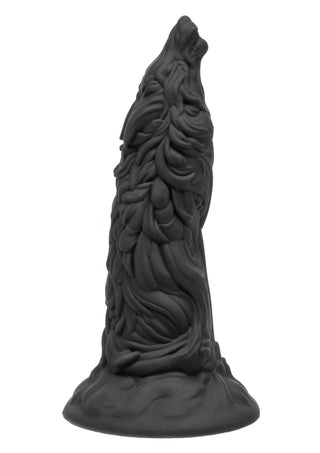 En svart, skulpterad Fantasy Dildo Werewolf 15 cm har böljande päls och en ylande vargdesign på en rund bas - tillverkad i premiumsilikon och inspirerad av den mytiska Werewolf Dong.