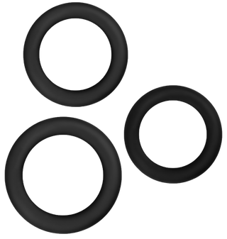 Tre 3x Stretch Cockrings i svart silikon, var och en i olika storlekar, placerade på en vit bakgrund - idealiska för starkare erektioner.
